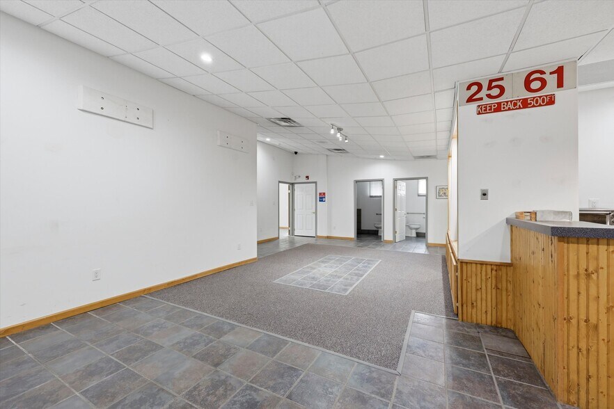 More Photos Of 525 Oakland Ave, Berlin Flex For Sale