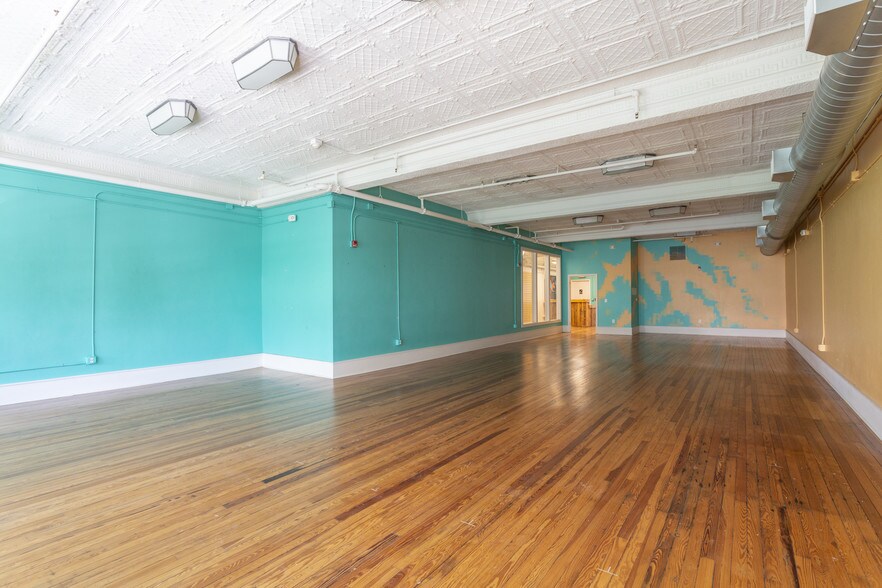 More Photos Of 18 E Broughton St, Savannah Storefront Retail Office For Lease