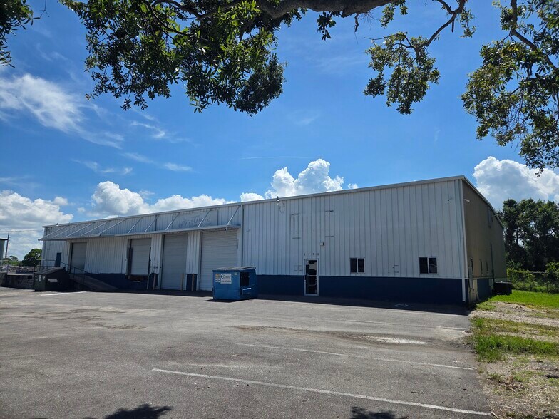 More Photos Of 1100 Waterloo Ave, Sarasota Warehouse For Lease