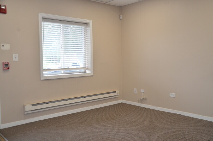 More Photos Of 181 Wolf St, Yorkville Warehouse For Sale