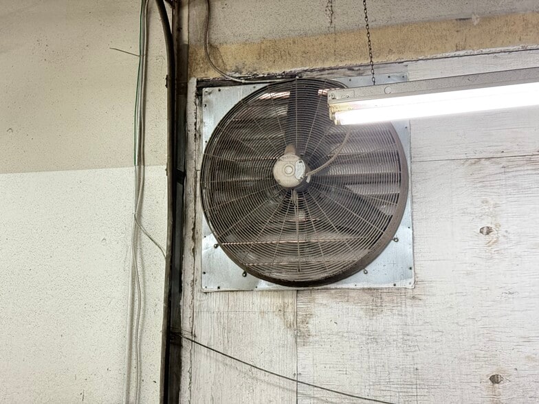 More Photos Of 11104 N Lamar Blvd, Austin Showroom For Lease