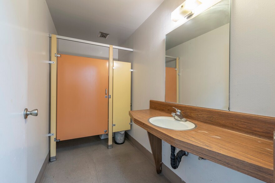 More Photos Of 1003 E G St, Wilmington Warehouse For Lease