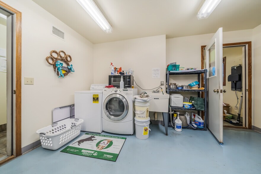 More Photos Of 645 Hawthorne Dr, Omro Veterinarian Kennel For Sale