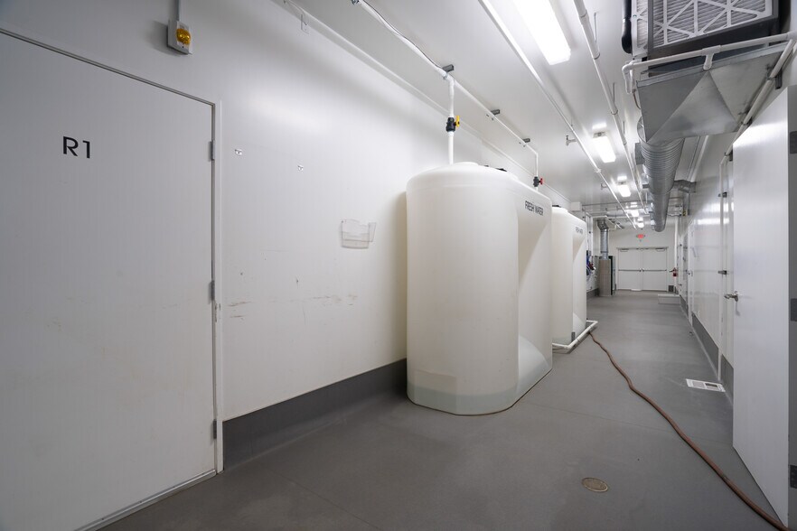 More Photos Of 19533 McLane St, Palm Springs Distribution For Sale