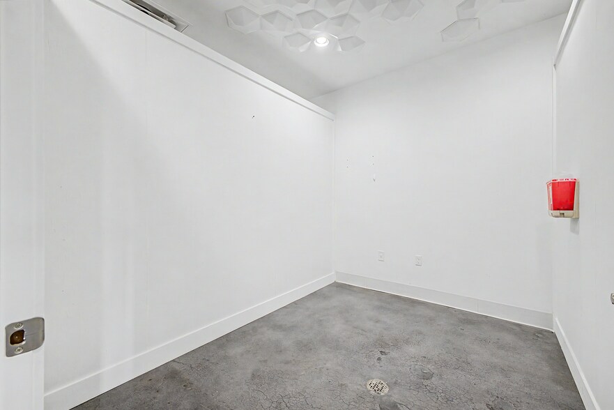 More Photos Of 4750 N Central Ave, Phoenix General Retail For Lease