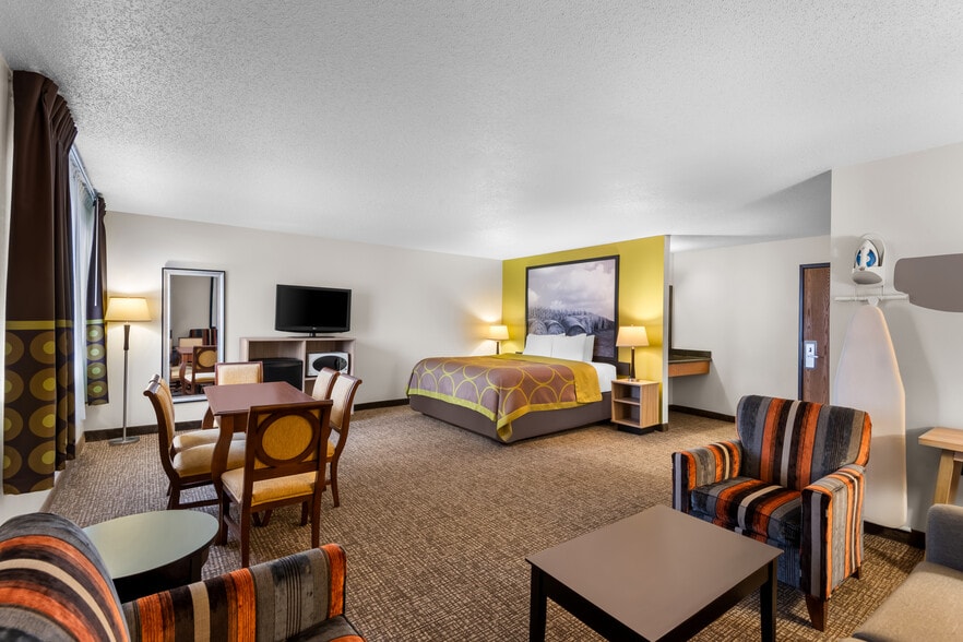More Photos Of 210 10th St SE, Oelwein Hotel For Sale