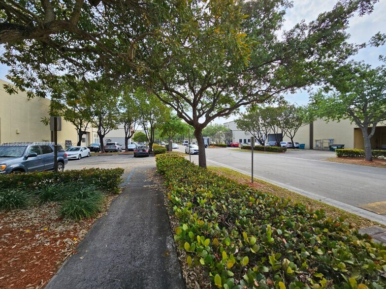 More Photos Of 10475 NW 37th Ter, Miami Warehouse For Lease