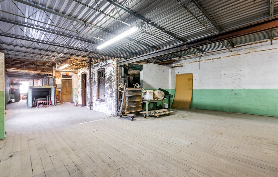 More Photos Of 927 E Madison St, Louisville Warehouse For Sale