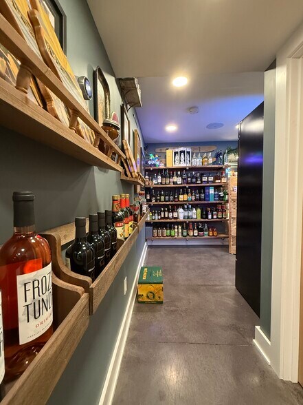 More Photos Of W4724 S Lakeshore Dr, Fontana Storefront For Sale
