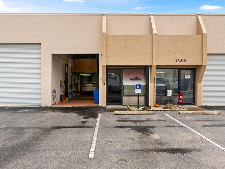 More Photos Of 1360-1396 SE Huffman Rd, Port Saint Lucie Warehouse For Lease