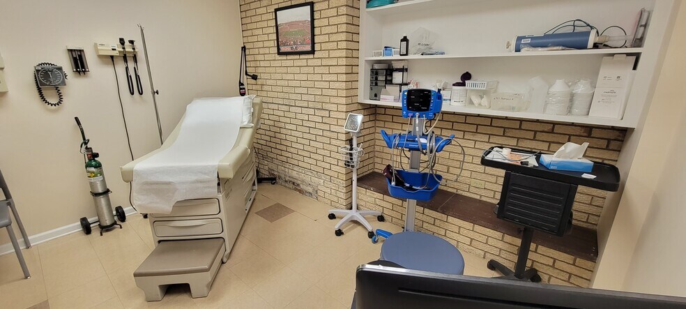 More Photos Of 413 W Main St, Wise Medical For Sale