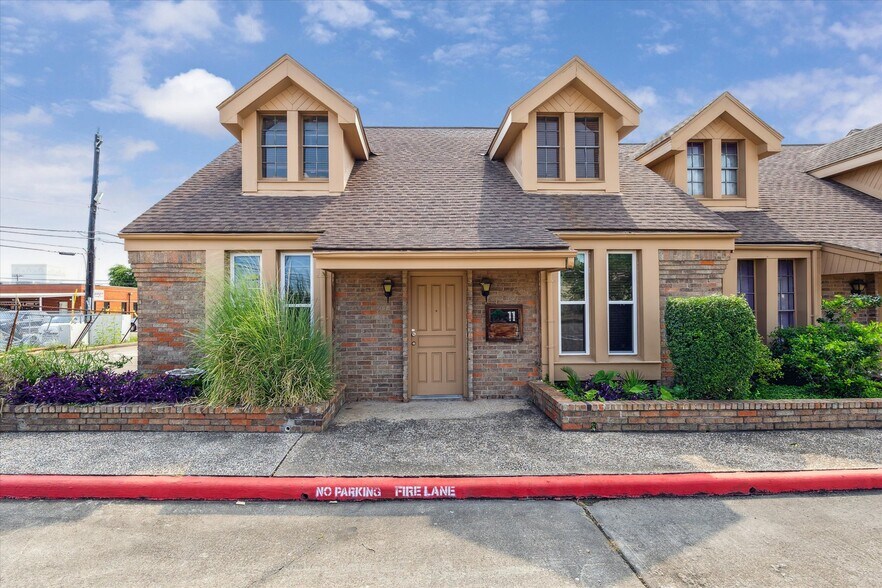 Primary Photo Of 6910 Bellaire Blvd, Houston Office For Sale