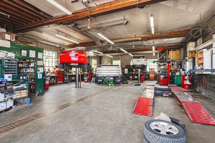 More Photos Of 21 Union St, Brampton Auto Repair For Sale