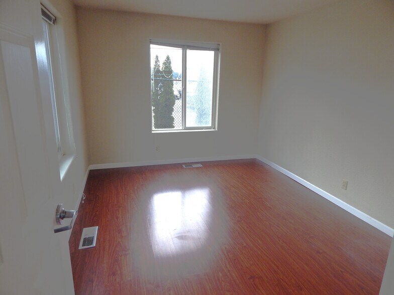 More Photos Of 1562 NE Vine St, Roseburg Office For Lease