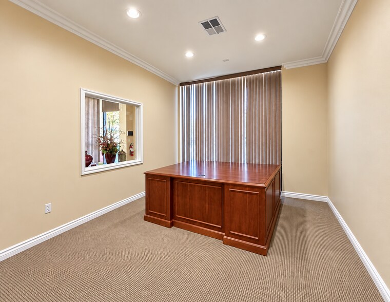 More Photos Of 244 E Avenue K10, Lancaster Showroom For Lease