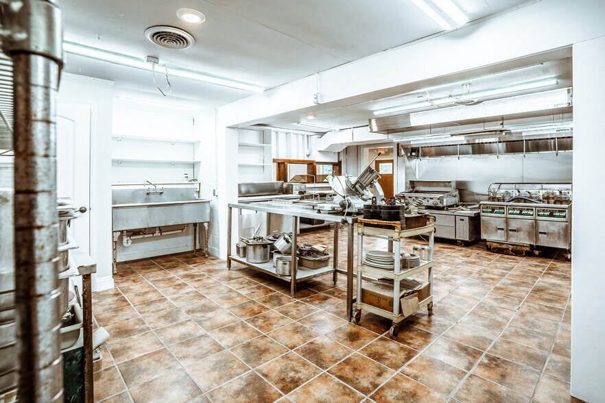 More Photos Of 20805 Seminary St, Hollow Rock Flex For Lease