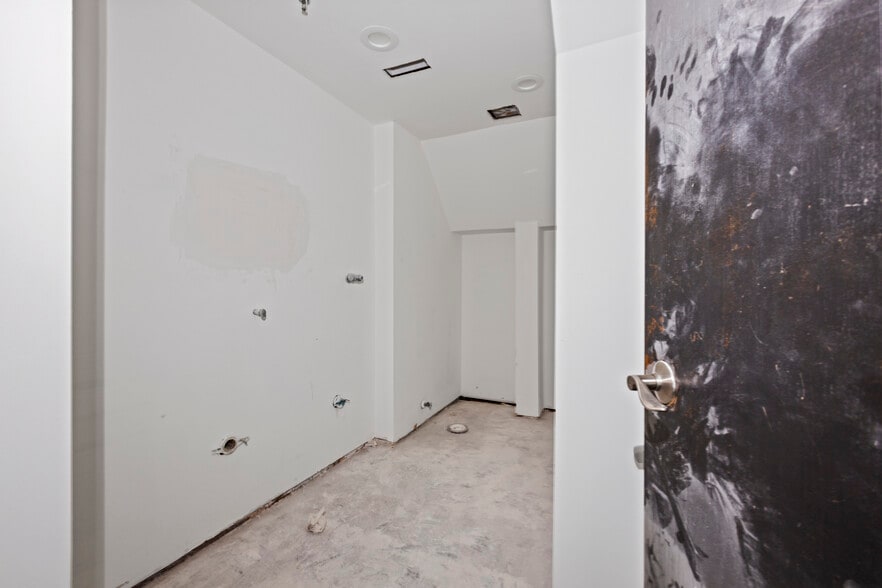 More Photos Of 262 Pharr Rd NE, Atlanta Restaurant For Lease