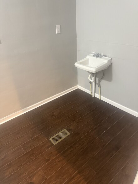 More Photos Of 2637 Sullivant Ave, Columbus Freestanding For Lease