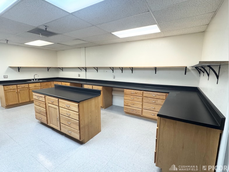 More Photos Of 1665-1700 E 18th St, Tucson Showroom For Lease