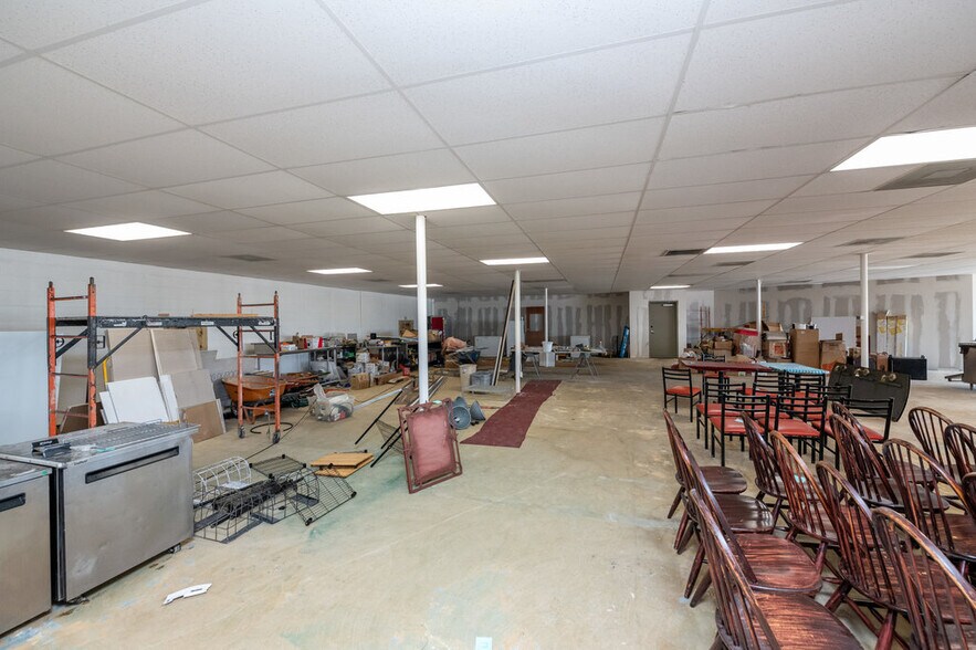 More Photos Of 1600 N Interstate 35 E, Lancaster Storefront Retail Office For Lease