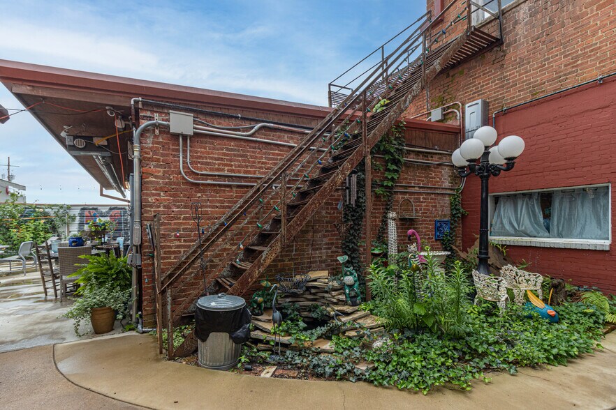 More Photos Of 115 E Commerce St, Mineola Hotel For Sale