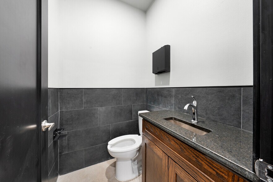 More Photos Of 1240 Blackland Trl, Lavon Warehouse For Lease