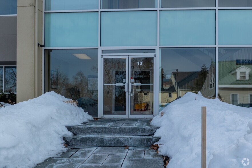 More Photos Of 13 Red Roof Ln, Salem Medical For Lease