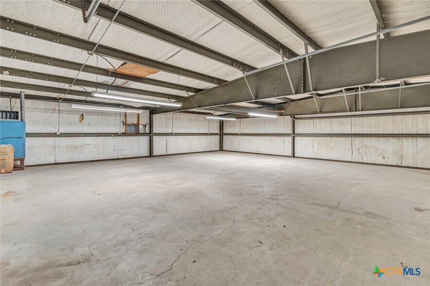 More Photos Of 306 N Wells St, Edna Office For Sale