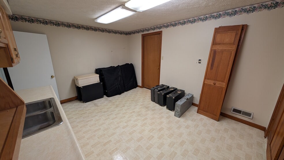 More Photos Of 11 W National Ave, Brazil Office For Sale