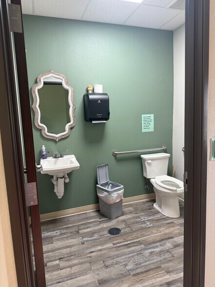 More Photos Of 1315 Chisholm Trail Pky, Duncan Medical For Sale
