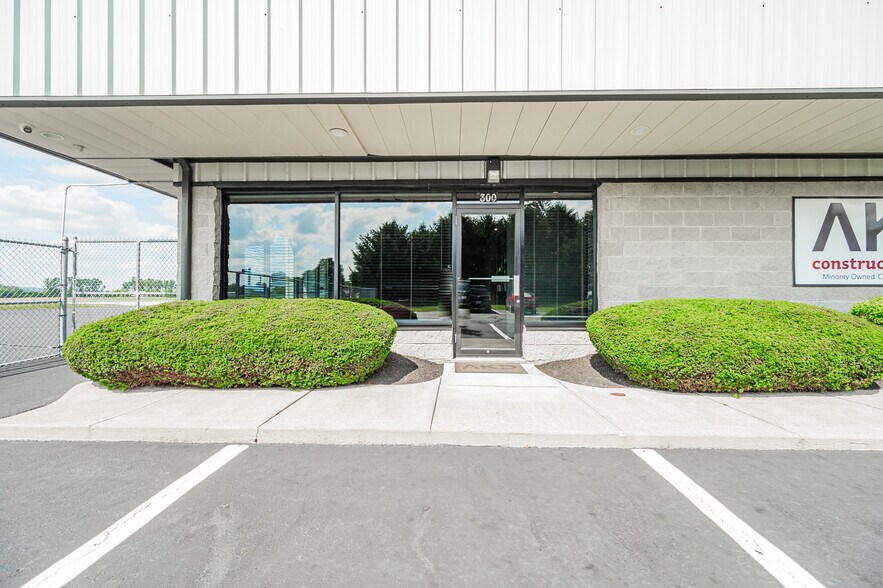 More Photos Of 300 Heath Rd, Heath Airplane Hangar For Sale