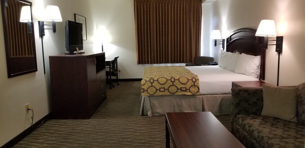 More Photos Of 5015 Ridgeway Dr, Harlan Hotel For Sale