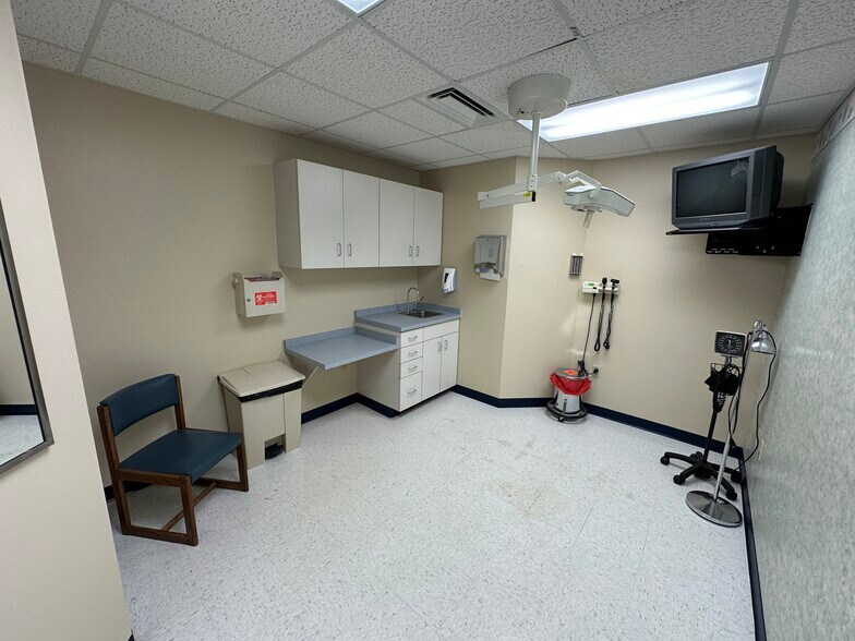 More Photos Of 1200 IL-121, Mount Zion Medical For Lease