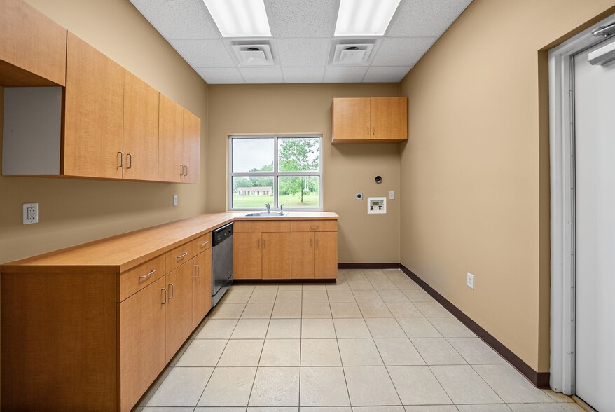 More Photos Of 2231 Stokes Rd, Clarksville Storefront Retail Office For Lease