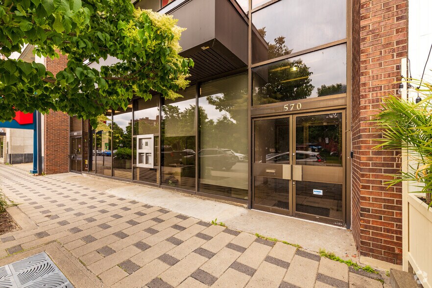 More Photos Of 570-572 Av Victoria, Saint-lambert Bank For Lease