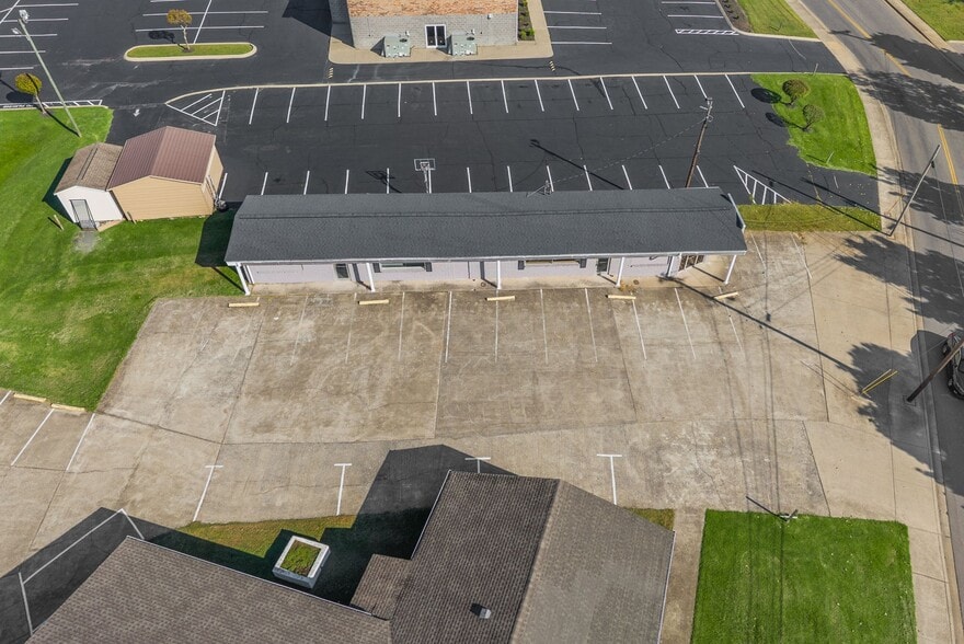 More Photos Of 124 10th St, Clarksville Flex For Sale