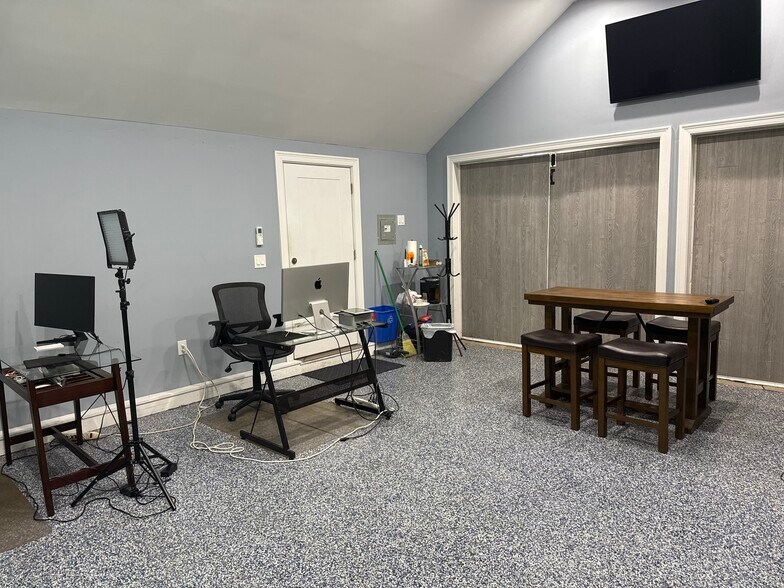 More Photos Of 156 N Ocean Ave, Patchogue Office For Sale