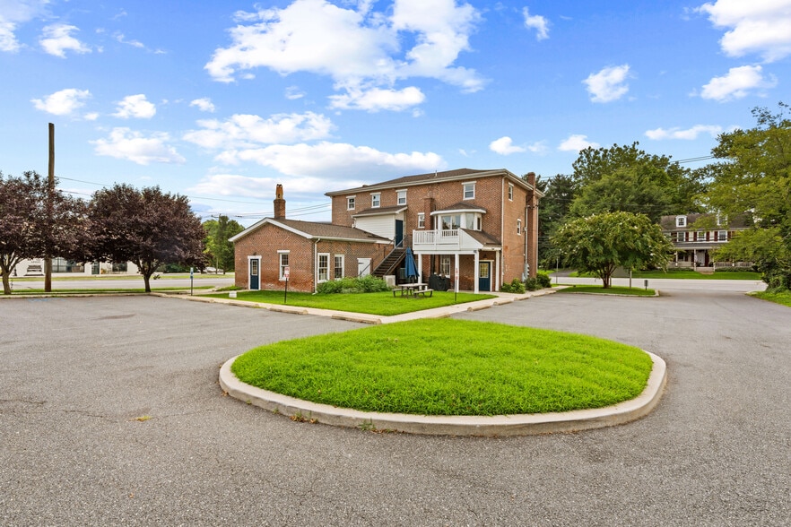 More Photos Of 501 Main St, Odessa Office For Sale