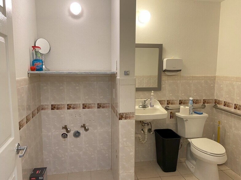 More Photos Of 1122-1126 Clement St, San Francisco Storefront Retail Office For Lease