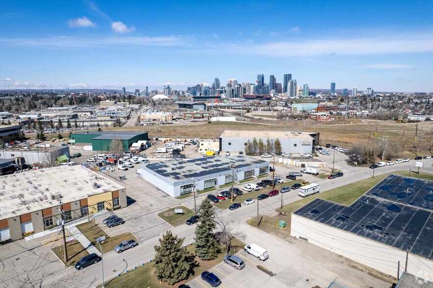 More Photos Of 3201-3209 9th St SE, Calgary Showroom For Lease