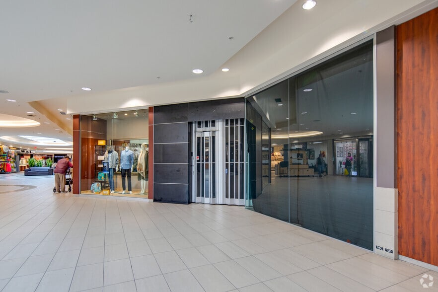More Photos Of 1601-1715 152 St, Surrey Storefront Retail Office For Lease