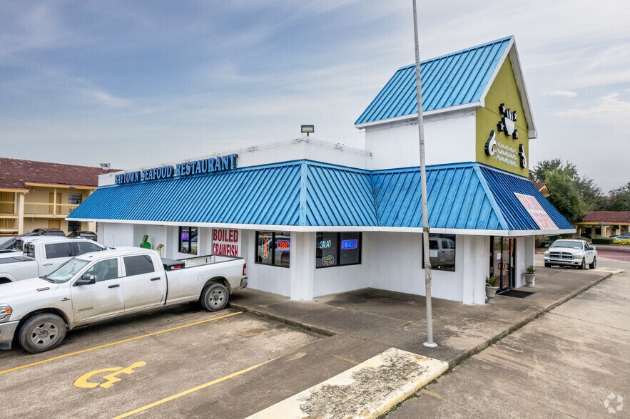 More Photos Of 1105 Highway 146, La Porte General Retail For Lease