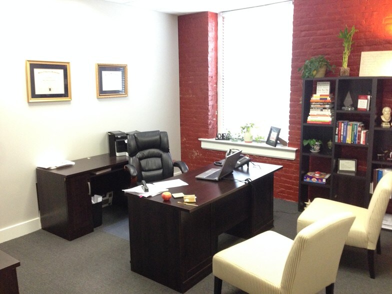 More Photos Of 2020 E Franklin St, Richmond Apartments For Lease