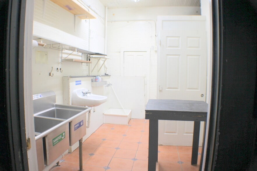 More Photos Of 3907 Canal St, Houston Bar For Lease