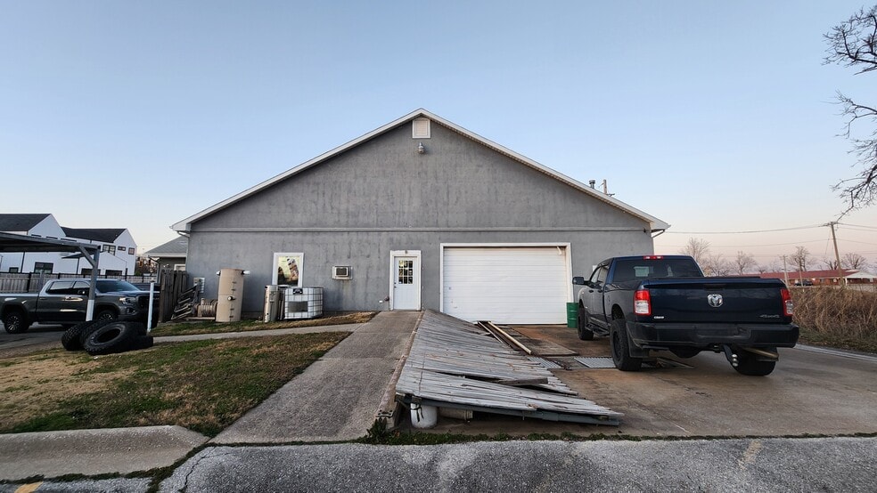 More Photos Of 3010 W Walnut St, Rogers Auto Repair For Sale