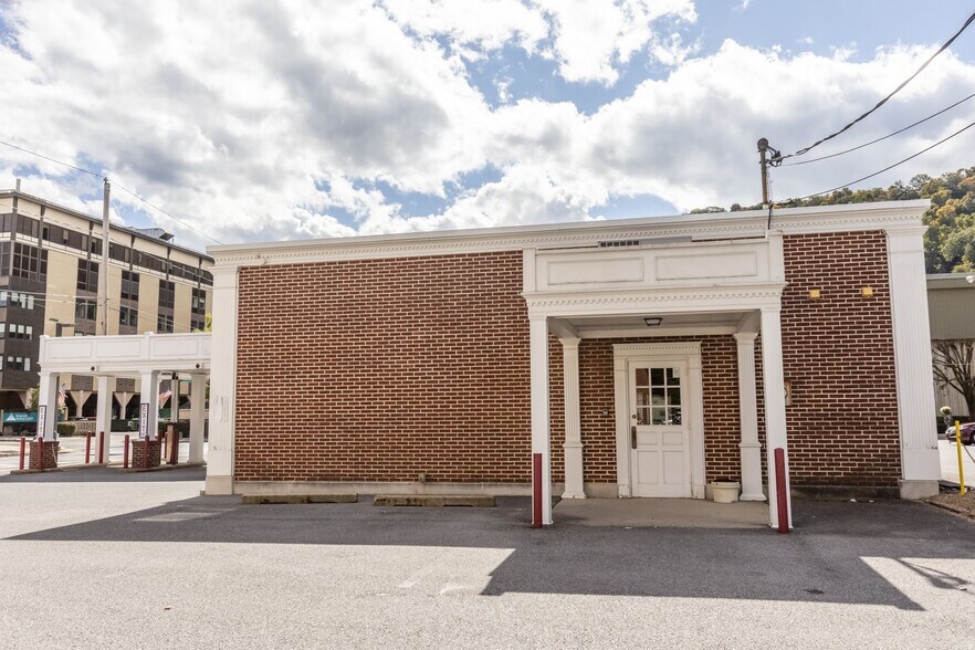 More Photos Of 142 Walnut St, Johnstown Bank For Sale