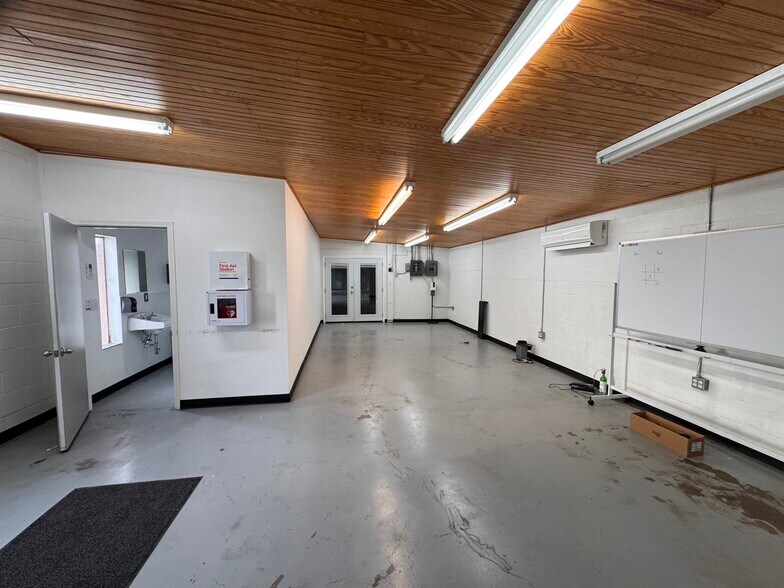 More Photos Of 2210 W Marland St, Hobbs Warehouse For Sale