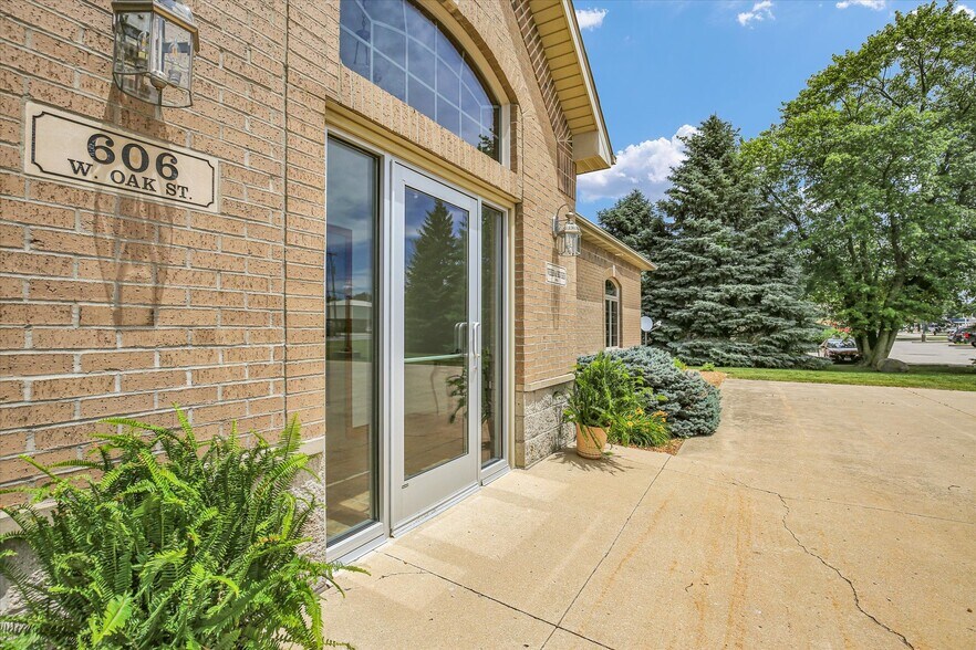 More Photos Of 606 W Oak St, Fairbury Office For Sale