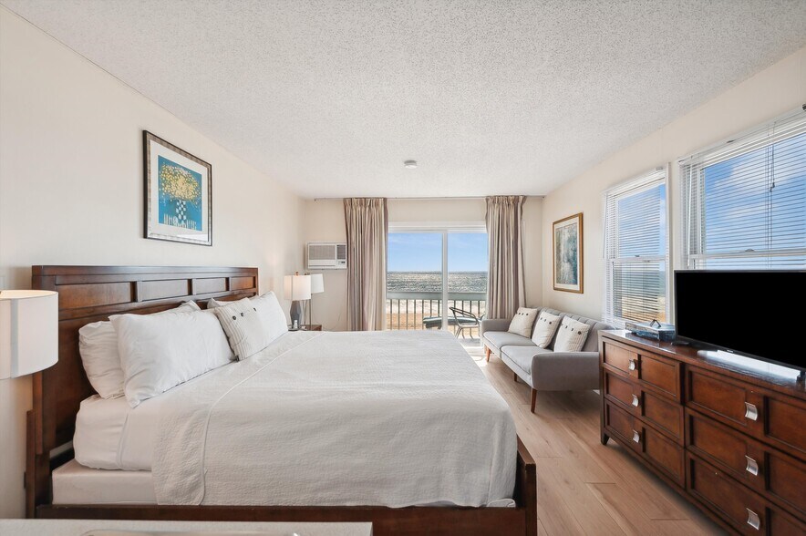 More Photos Of 84 S Emerson Ave, Montauk Hotel For Sale