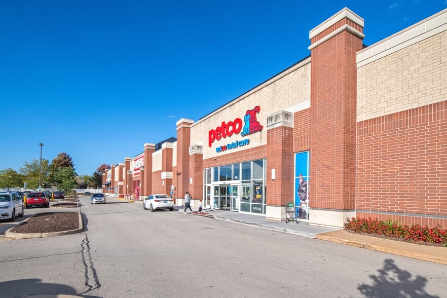 More Photos Of 972-994 Brook Forest Ave, Shorewood Storefront For Lease